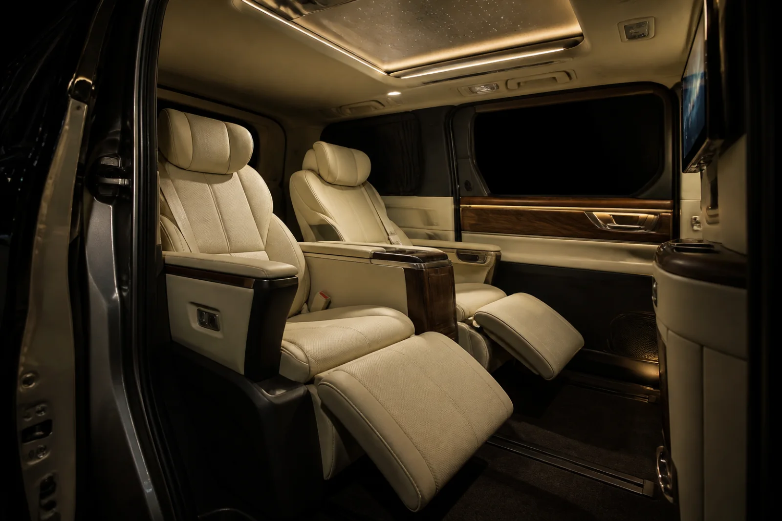 Interior captain seat Toyota Alphard yang nyaman dan privat