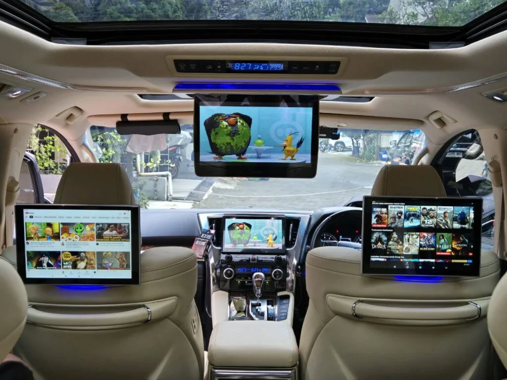 Sistem hiburan premium di dalam Toyota Alphard