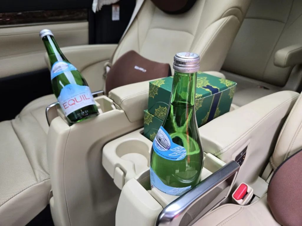 Refreshment premium untuk penumpang Alphard Sultan